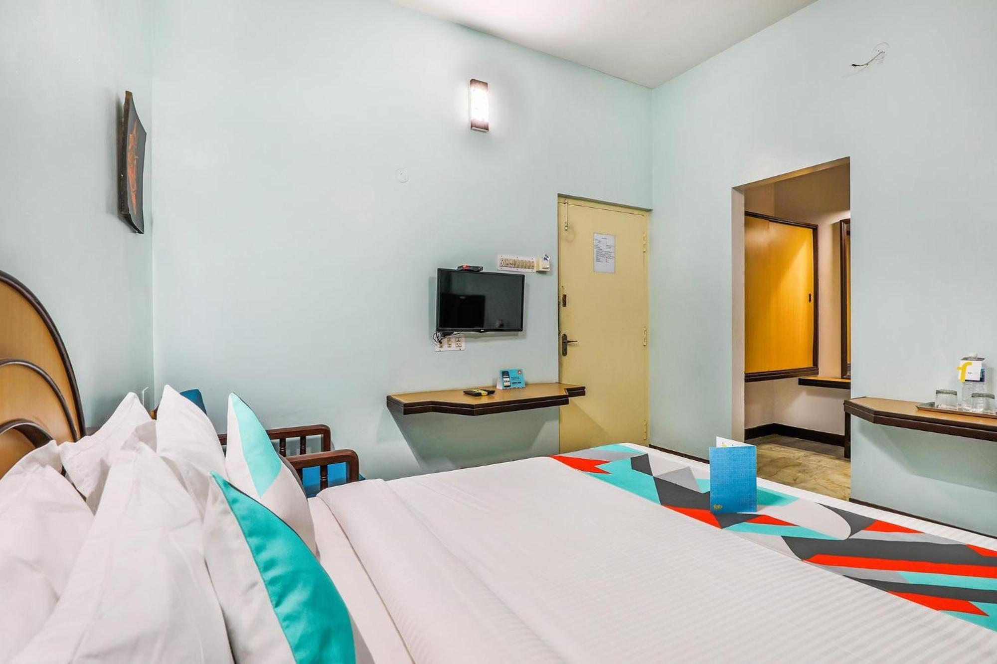 Fabexpress Santhi Inn - 500 Meters From Promenade Beach 蓬蒂切里 外观 照片