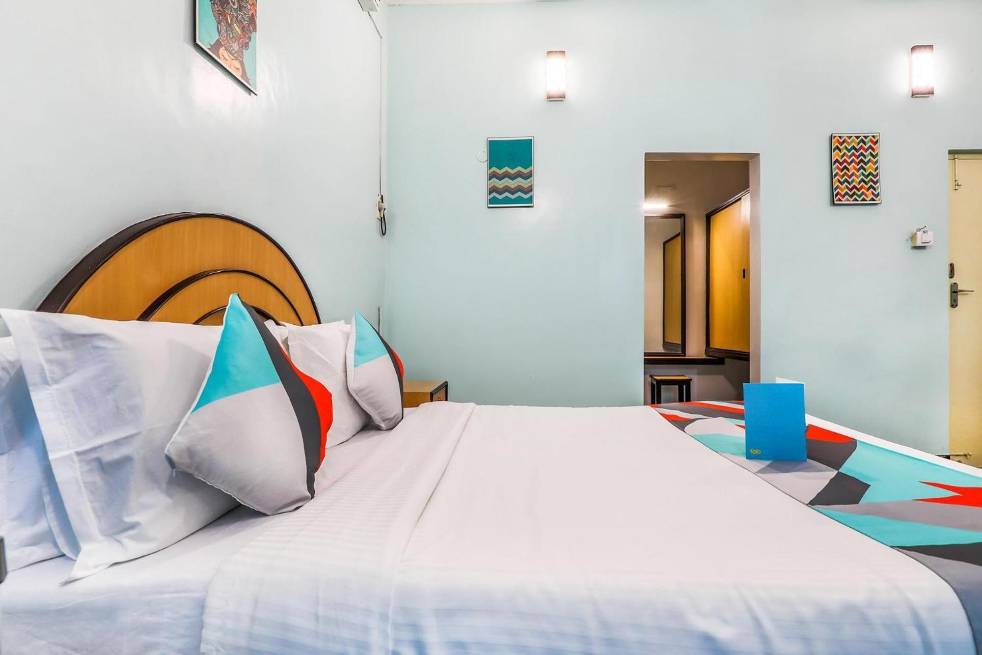 Fabexpress Santhi Inn - 500 Meters From Promenade Beach 蓬蒂切里 外观 照片